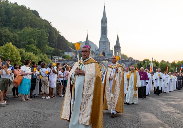 «Torniamo allo spirito di Bernadette» — Arcidiocesi Bari-Bitonto «Torniamo allo spirito di Bernadette» — Arcidiocesi Bari-Bitonto