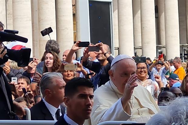 Il Papa saluta i fedeli al termine della Messa di beatificazione di Giovanni Paolo I - Foto Aigav