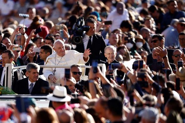 Reuters BLR_POPEAU_81757704.jpg