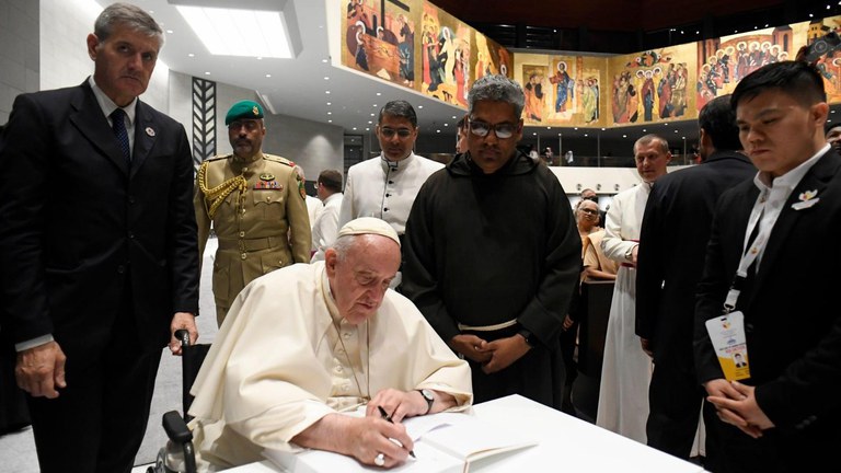Il Papa scrive sul Libro d'Onore nella Cattedrale di Nostra Signora d'Arabia cq5dam.thumbnail.cropped.1500.844.jpeg