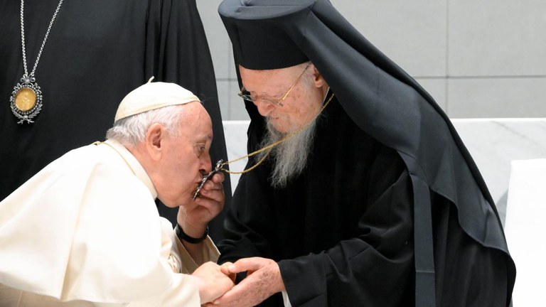 Papa Francesco bacia la croce pettorale del patriarca ecumenico Bartolomeo I cq5dam.thumbnail.cropped.1500.844.jpeg