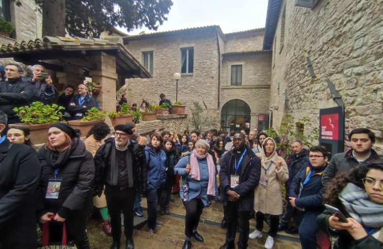 “I giovani hanno bisogno di essere ascoltati e valorizzati, soprattutto “I giovani hanno bisogno di essere ascoltati e valorizzati, soprattutto amati. Chiedono di ‘parlarsi di più’” — Arcidiocesi Bari-Bitonto