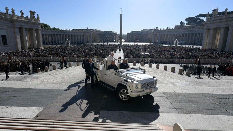 Francesco in papamobile sul sagrato della Basilica Vaticana cq5dam.thumbnail.cropped.1500.844.jpeg