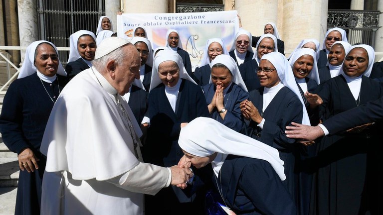 Francesco con alcune religiose cq5dam.thumbnail.cropped.1500.844.jpeg