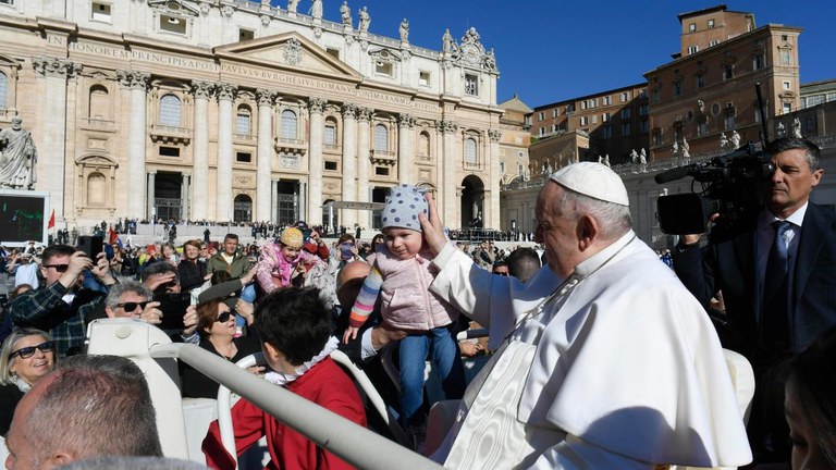 Francesco tra i fedeli in piazza San Pietro cq5dam.thumbnail.cropped.1500.844.jpeg