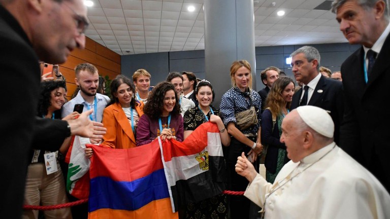 Francesco saluta alcuni giovani al Palais du Pharo cq5dam.thumbnail.cropped.1500.844.jpeg
