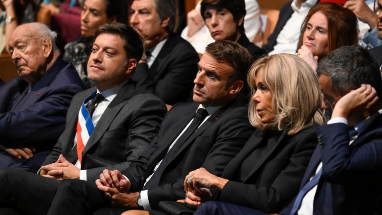 Macron e la consorte in prima fila ad ascoltare il Papa cq5dam.thumbnail.cropped.1500.844.jpeg