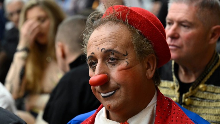 Uno degli artisti del Circo all'udienza generale cq5dam.thumbnail.cropped.1500.844.jpeg