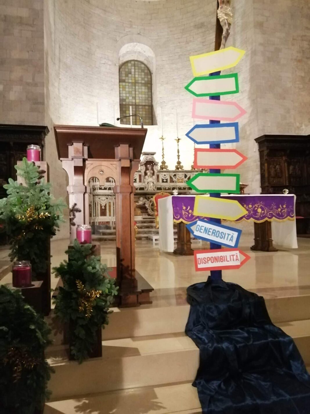 Il nostro cammino con Maria, con i cartelli ben visibili per tutti. Parrocchia S