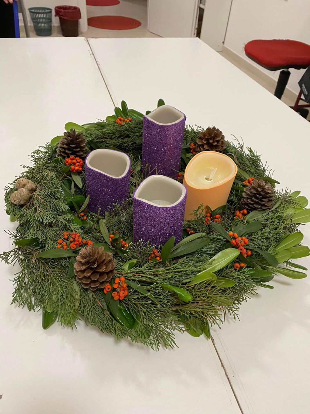 La nostra corona dell'Avvento 
 realizzata con il gruppo di 1*media 
 della Parr