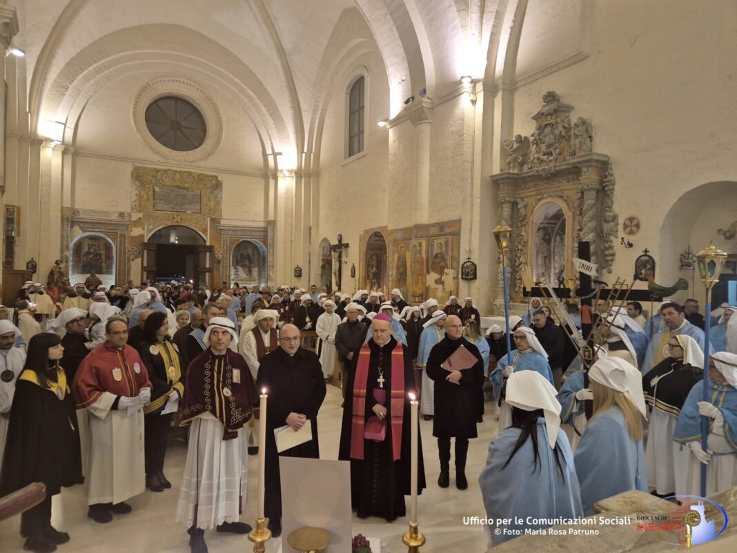 Via Crucis diocesana delle Confraternite a Massafra: le immagini