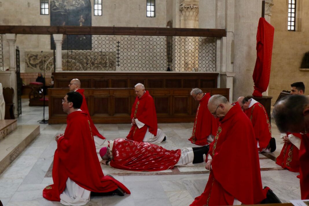 «Davanti alla Croce, non si spiegano i misteri. Si contemplano. Si accolgono. Si piangono» — Arcidiocesi Bari-Bitonto