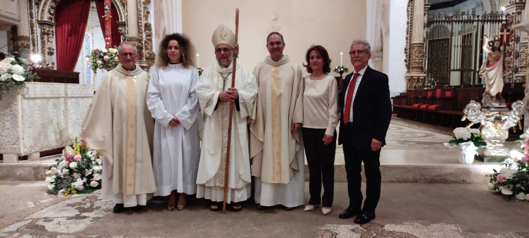 Mons. Neri ha battezzato Angela, una donna di origine albanese Mons. Neri ha battezzato Angela, una donna di origine albanese