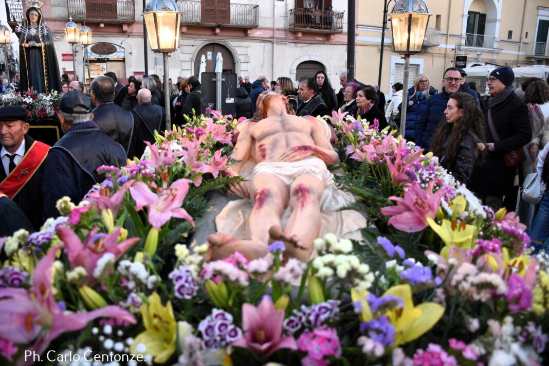 Processione del Legno Santo, Mons. Russo: «Emblema dell’amore che nella Processione del Legno Santo, Mons. Russo: «Emblema dell’amore che nella morte fa sgorgare la vita»