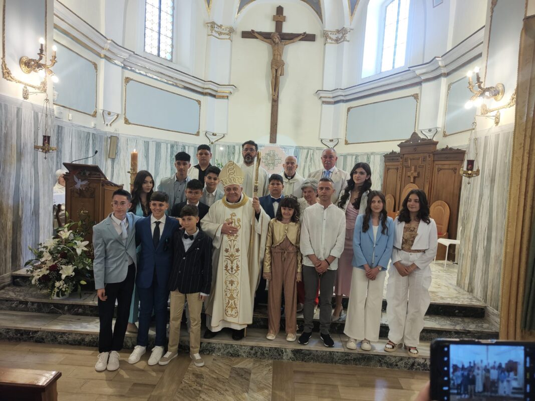 Mons. Vescovo celebra le Cresime nella parrocchia dei Santi Pietro Mons. Vescovo celebra le Cresime nella parrocchia dei Santi Pietro e Nicolò a Casalnuovo Monterotaro