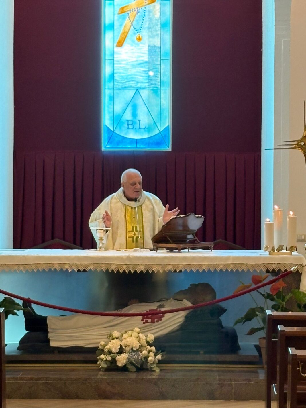 Mons. Vescovo celebra nella Cappella del Beato Bartolo Longo Mons. Vescovo celebra nella Cappella del Beato Bartolo Longo