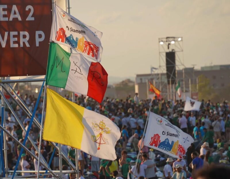 I giovani in ritorno da Roma in preghiera con Maria I giovani in ritorno da Roma in preghiera con Maria – Diocesi di Molfetta-Ruvo-Giovinazzo-Terlizzi