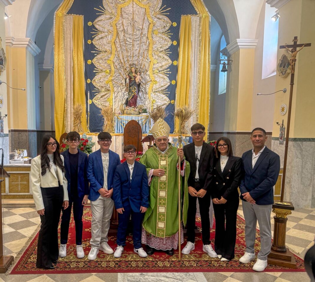 Mons. Vescovo celebra le cresime a Roseto Valfortore Mons. Vescovo celebra le cresime a Roseto Valfortore