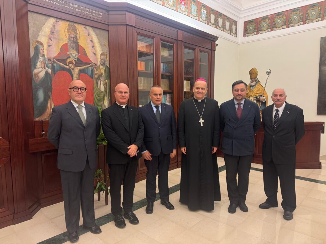 Il Vescovo di Castellaneta, Mons. Sabino Iannuzzi, riceve il Gran Priore del Sovrano Ordine di Malta – Diocesi di Castellaneta