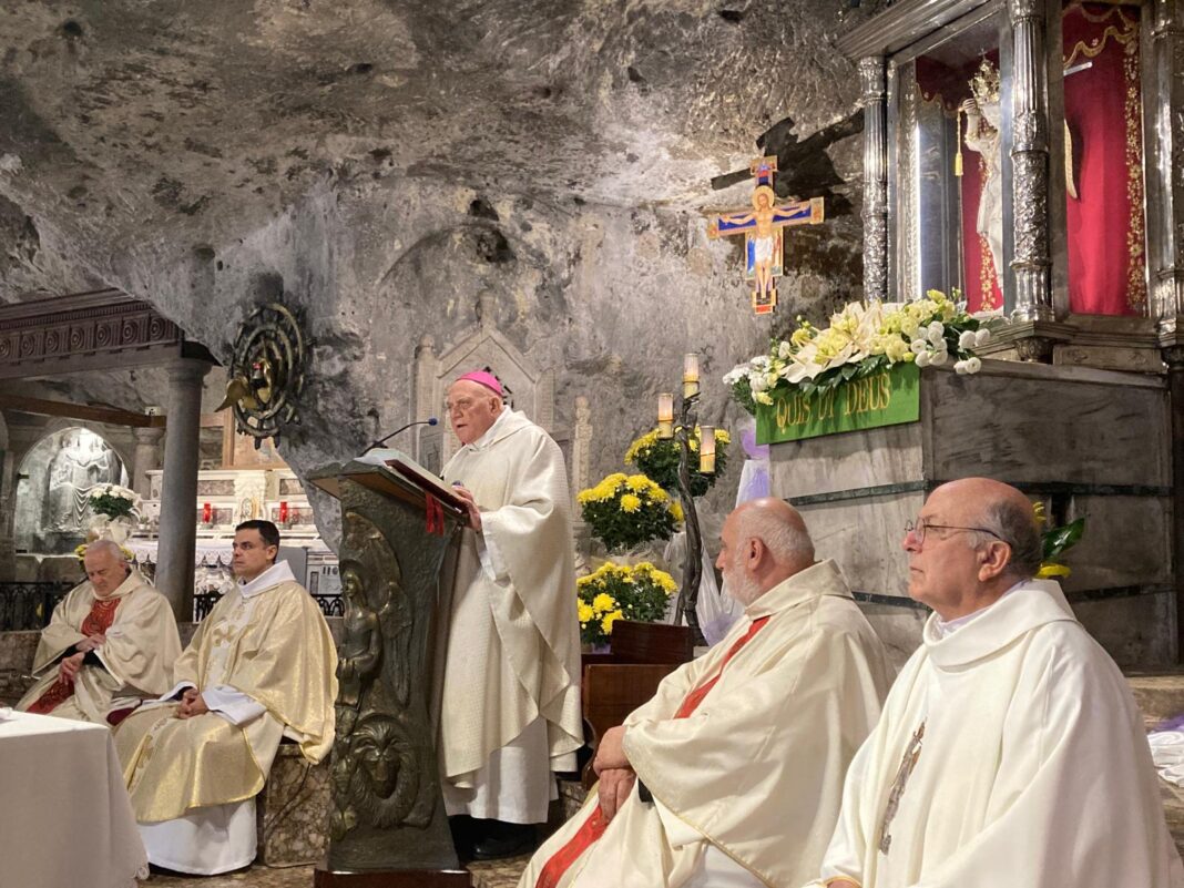 Mons. Vescovo in visita a Monte Sant'Angelo Mons. Vescovo in visita a Monte Sant'Angelo