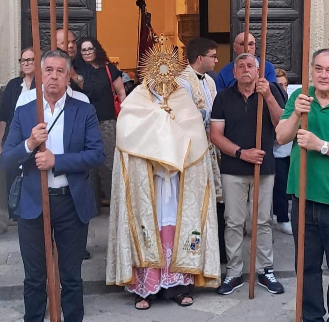 L'Arcivescovo Neri nella giornata del Corpus Domini ha invitato a L'Arcivescovo Neri nella giornata del Corpus Domini ha invitato a riflettere