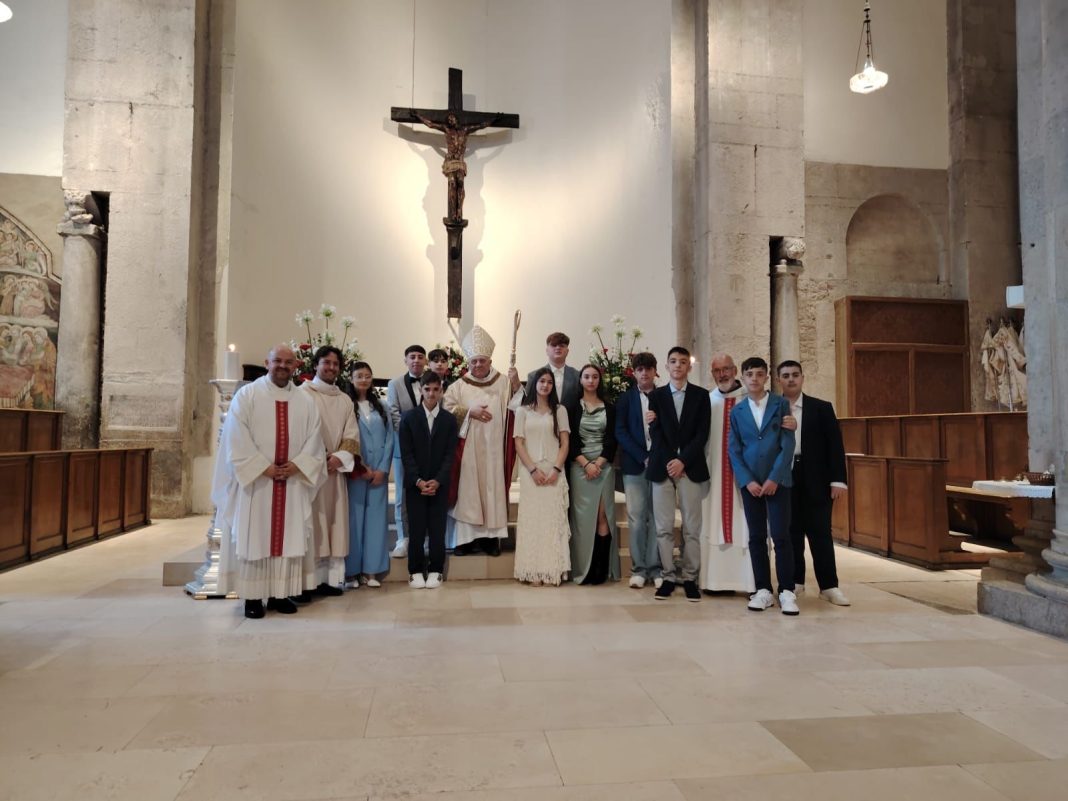 Mons. Vescovo celebra le cresime nella Concattedrale di Troia Mons. Vescovo celebra le cresime nella Concattedrale di Troia