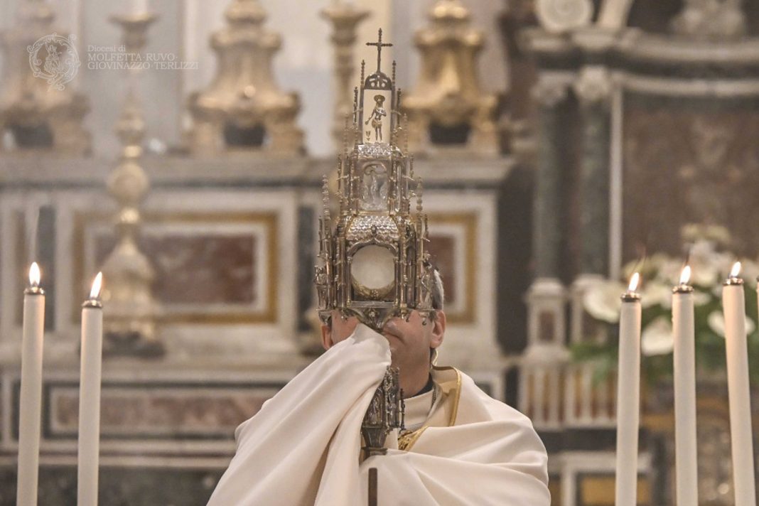 Corpus Domini, mons. Basile: «L’Eucaristia ci renda comunità credibile, capace di custodire il bene comune»