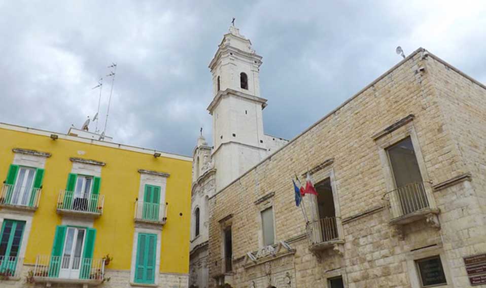 Il Vescovo Domenico Basile augura buon cammino al nuovo Sindaco Il Vescovo Domenico Basile augura buon cammino al nuovo Sindaco e alla città di Molfetta
